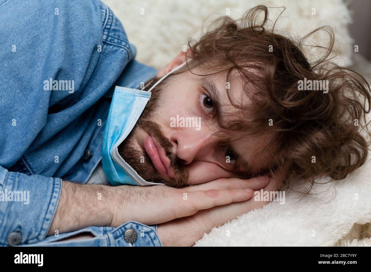 Ragazzo di Lone a casa in quarantena. Rimanere a casa ti rende triste e pazzo. Isolamento domestico e sue conseguenze per la salute psicologica di una persona. Foto Stock