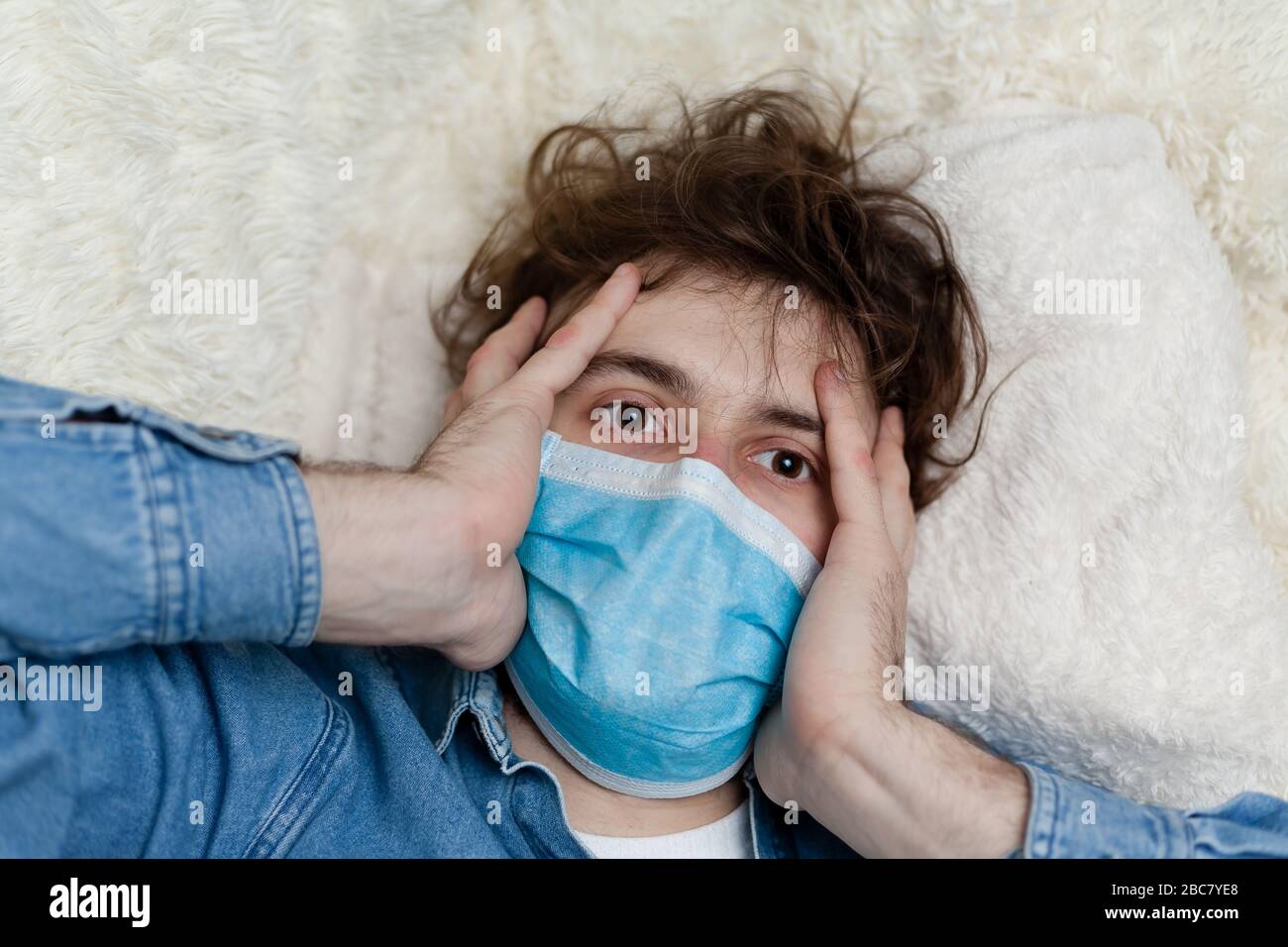 Ragazzo di Lone a casa in quarantena. Rimanere a casa ti rende triste e pazzo. Isolamento domestico e sue conseguenze per la salute psicologica di una persona. Foto Stock