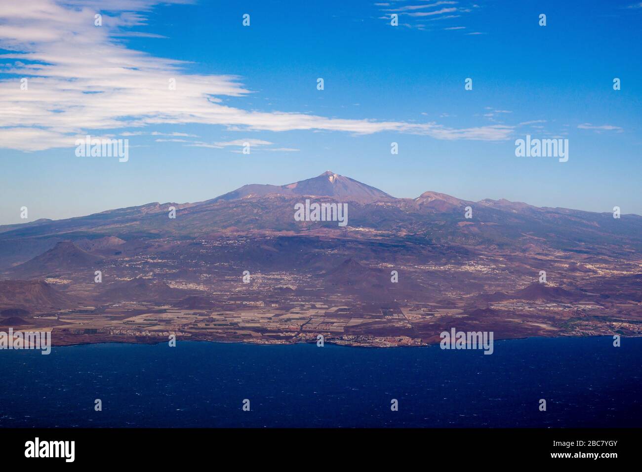 Vista aerea da un aereo alla montagna più alta di Tenerife, il Monte Teide, Pico del Teide Foto Stock