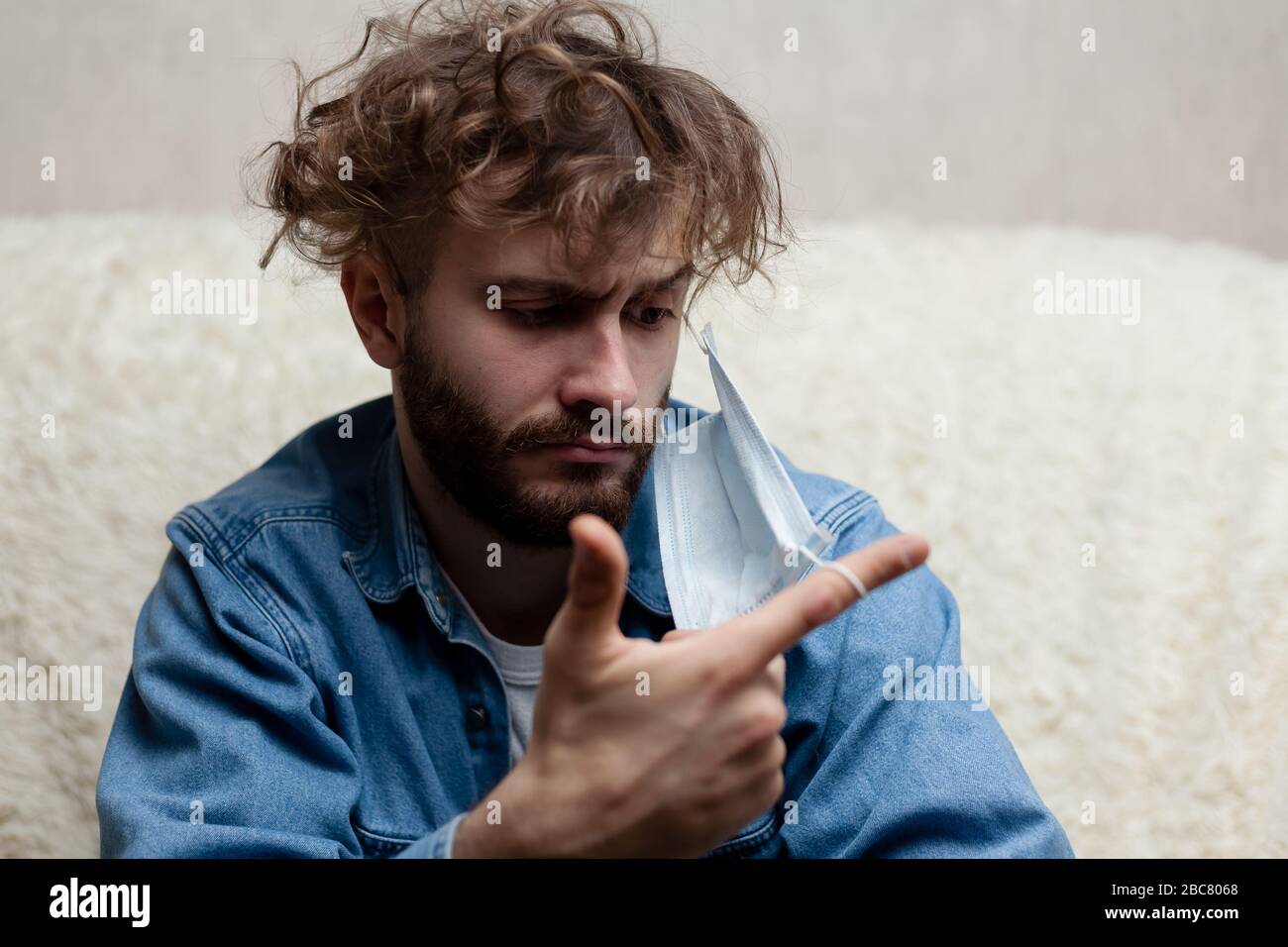 Ragazzo di Lone a casa in quarantena. Rimanere a casa ti rende triste e pazzo. Isolamento domestico e sue conseguenze per la salute psicologica di una persona. Foto Stock