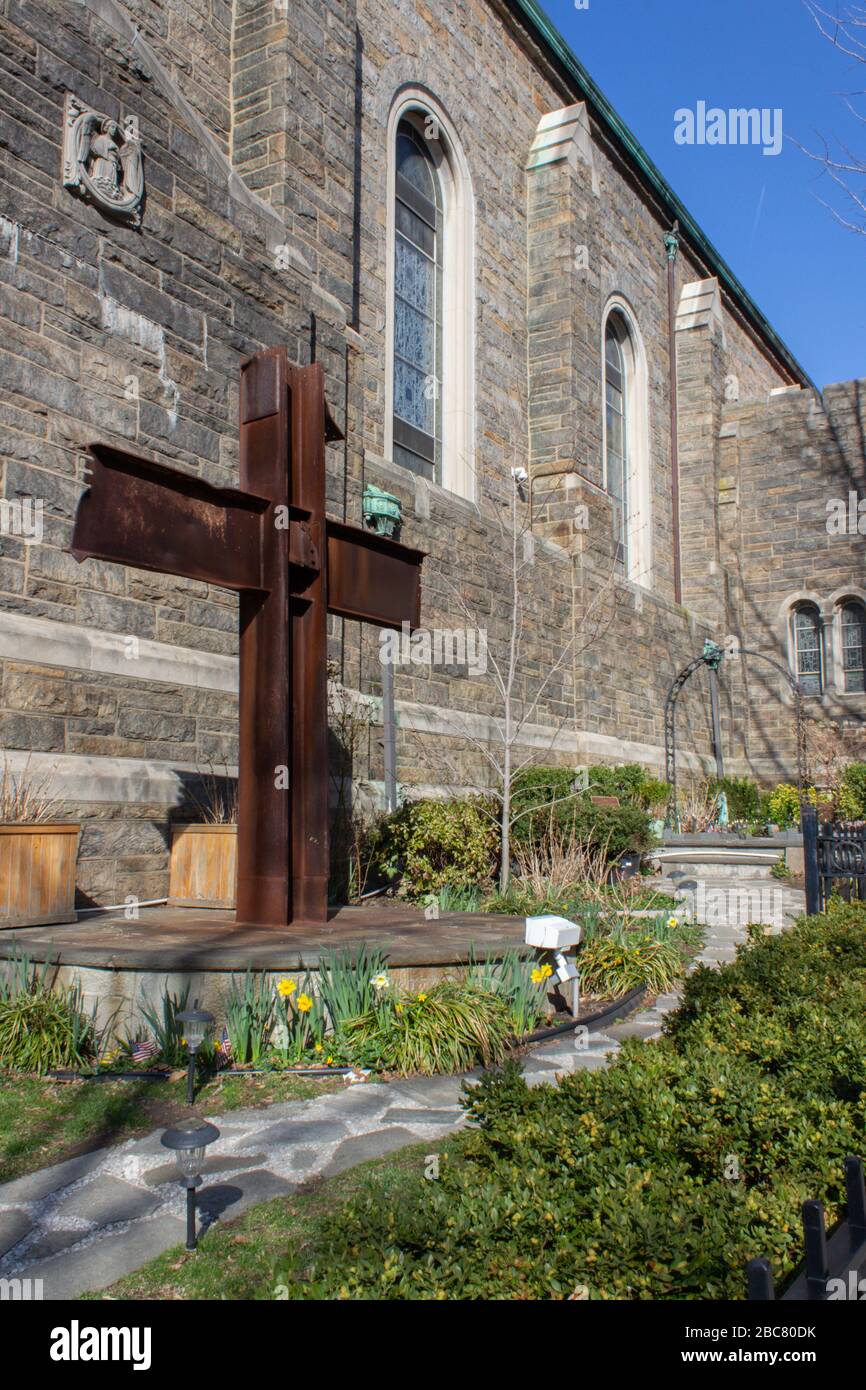 La croce di ferro si è ripresa dal sito di attacco terroristico del 9-11 e ha presentato alla Chiesa del buon Pastore come un memoriale della polizia dell'autorità portuale Foto Stock La croce di ferro si è ripresa dal sito di attacco terroristico del 9-11 e ha presentato alla Chiesa del buon Pastore come un memoriale della polizia dell'autorità portuale Foto Stock