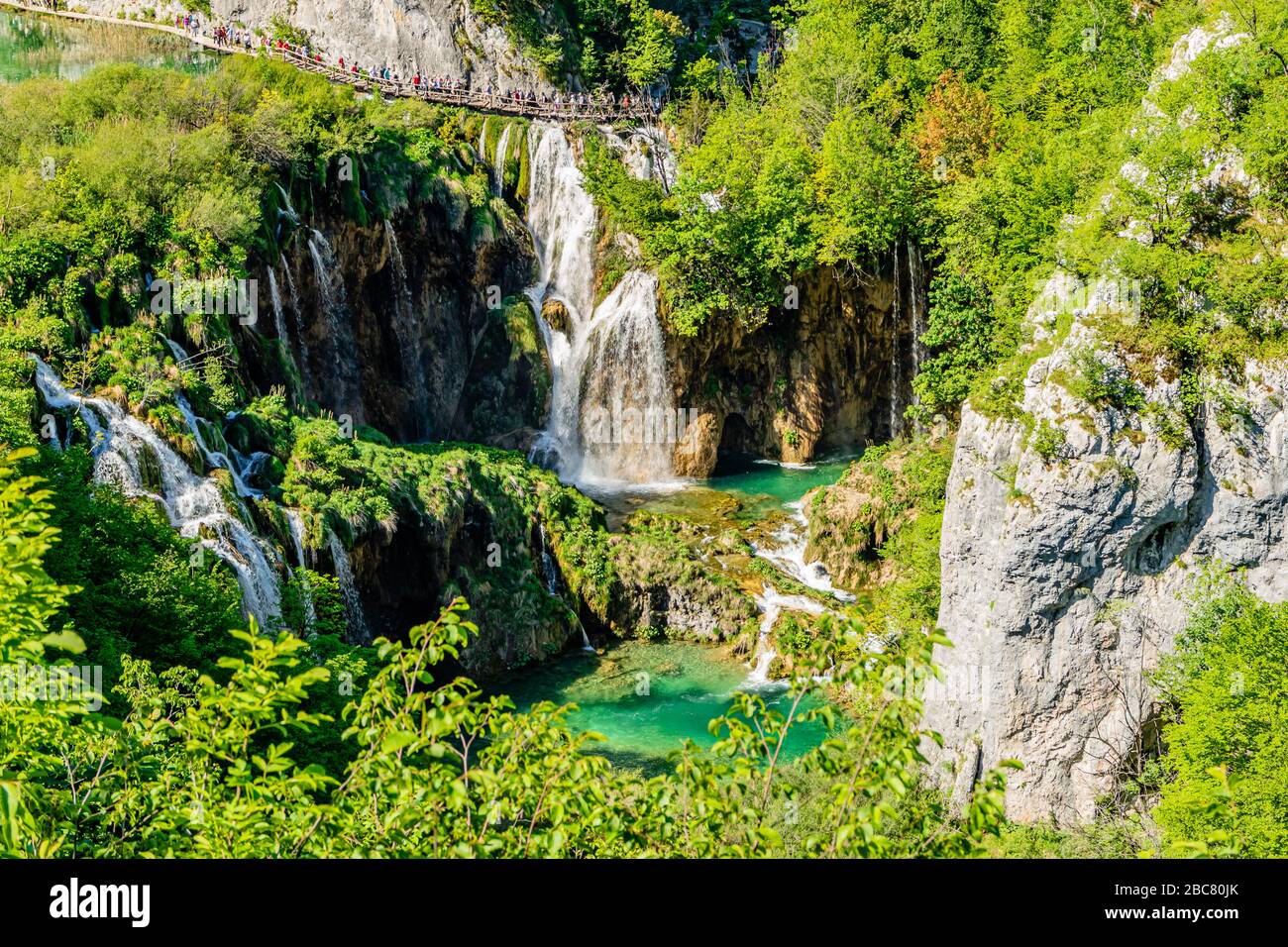 Ammira una serie di cascate di tufo e un passaggio pedonale per i turisti, nel Parco Nazionale dei Laghi di Plitvice, Croazia, Europa. Maggio 2017. Foto Stock