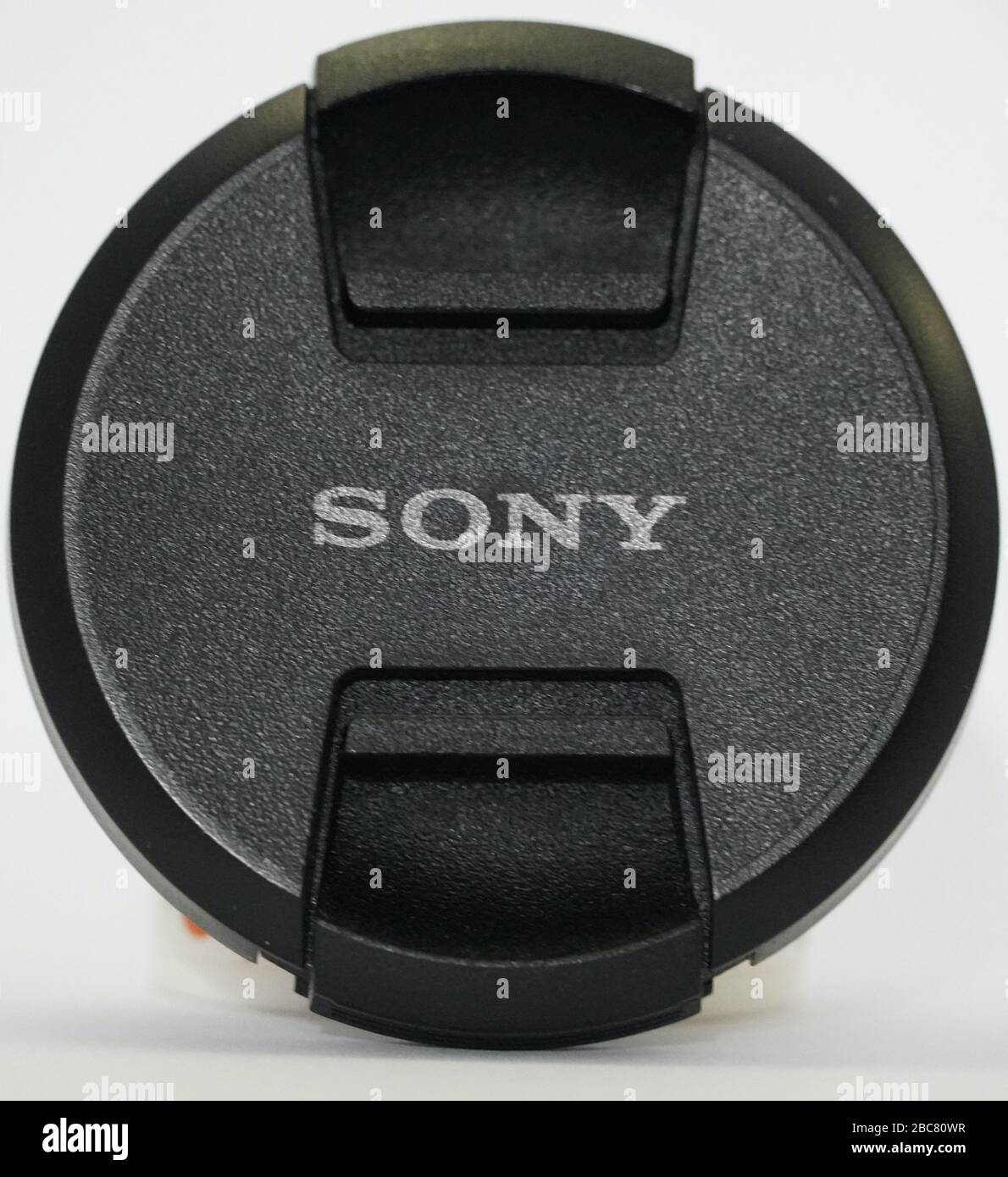 Copriobiettivo per fotocamera Sony su sfondo bianco. Il copriobiettivo con marchio Sony è stato definito come accessori per chi ha un hobby nel campo della fotografia. : Udaipur India - Foto Stock