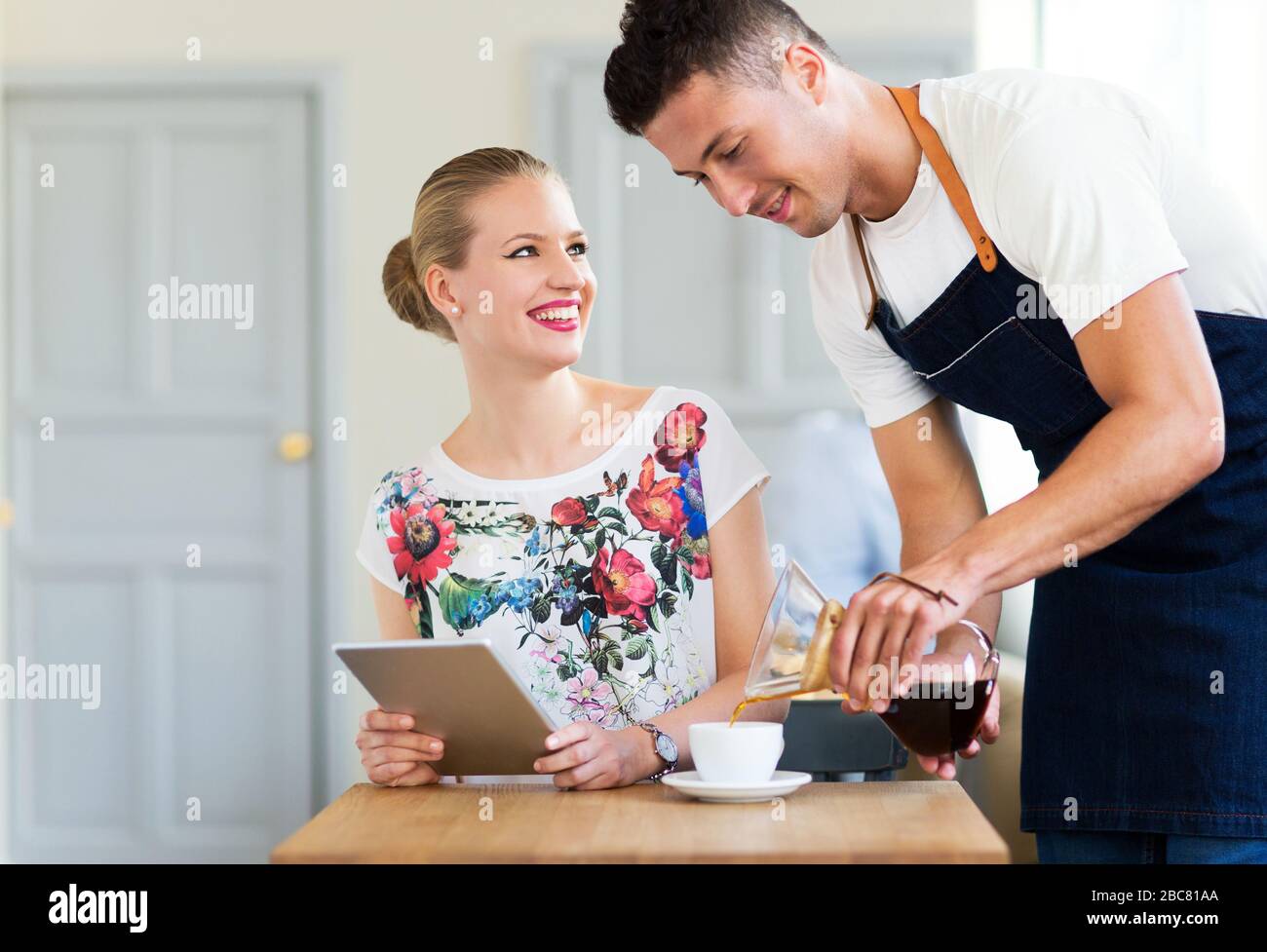 Servire il cliente al bar Foto Stock