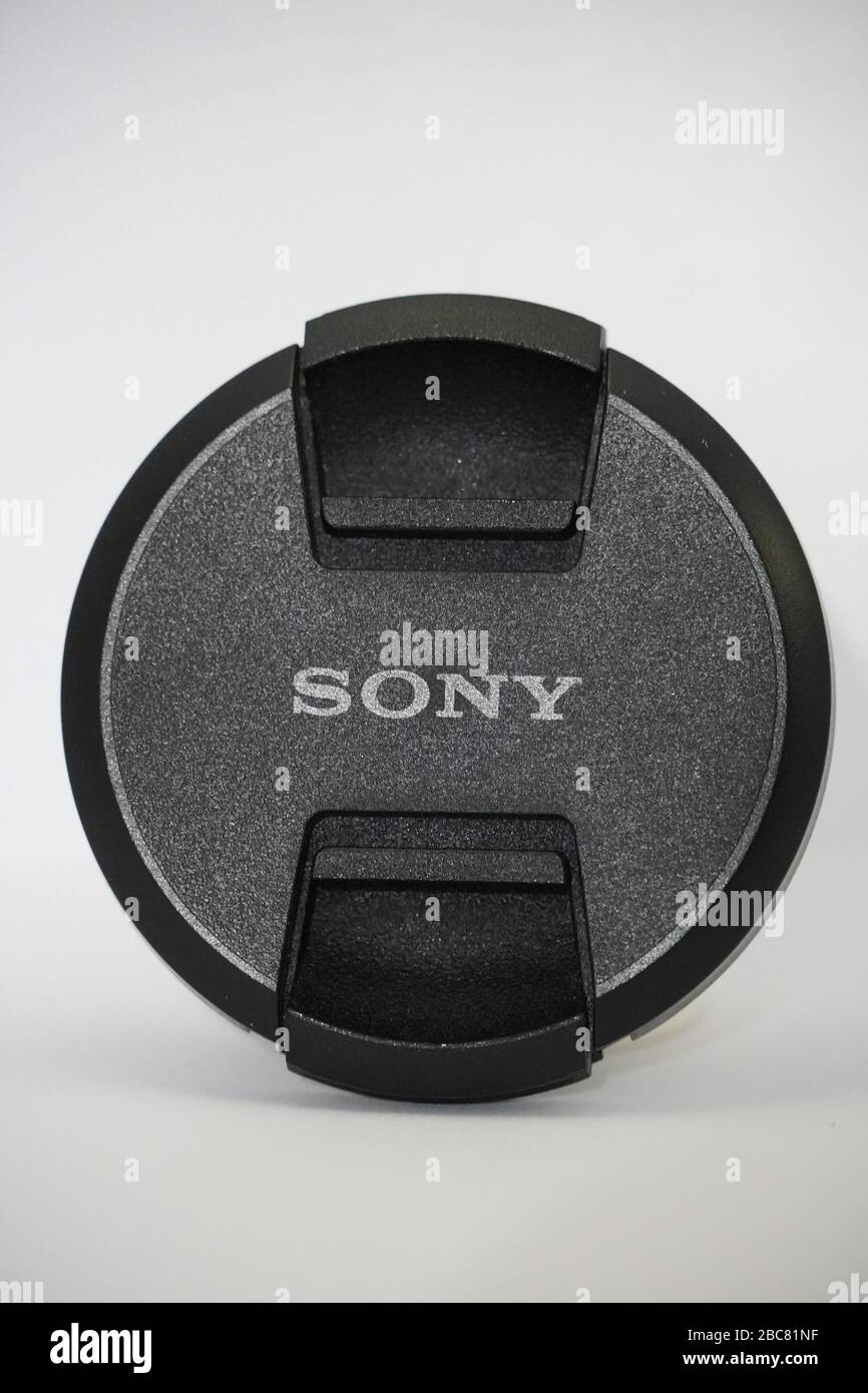 Copriobiettivo per fotocamera Sony su sfondo bianco. Il copriobiettivo con marchio Sony è stato definito come accessori per chi ha un hobby nel campo della fotografia. : Udaipur India - Foto Stock