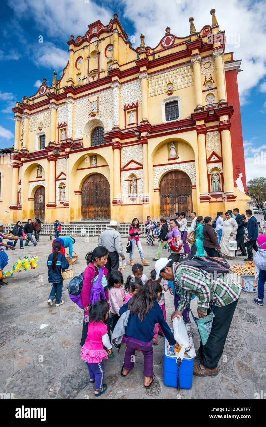 Bambini, venditori ambulari, Cattedrale di San Cristobal de las Casas, Chiapas, Messico Foto Stock
