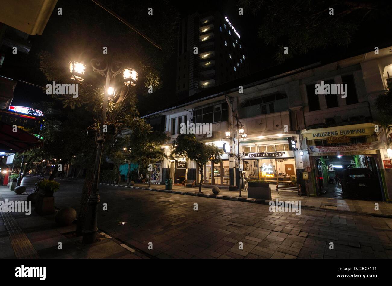 (200403) -- BANDUNG, 3 aprile 2020 (Xinhua) -- una strada quasi vuota è vista a Bandung, Indonesia, 3 aprile 2020. Il governo indonesiano ha detto venerdì che il numero dei decessi del COVID-19 nel paese è salito a 181 e il numero dei casi confermati è salito a 1.986. (Foto di Septianjar/Xinhua) Foto Stock