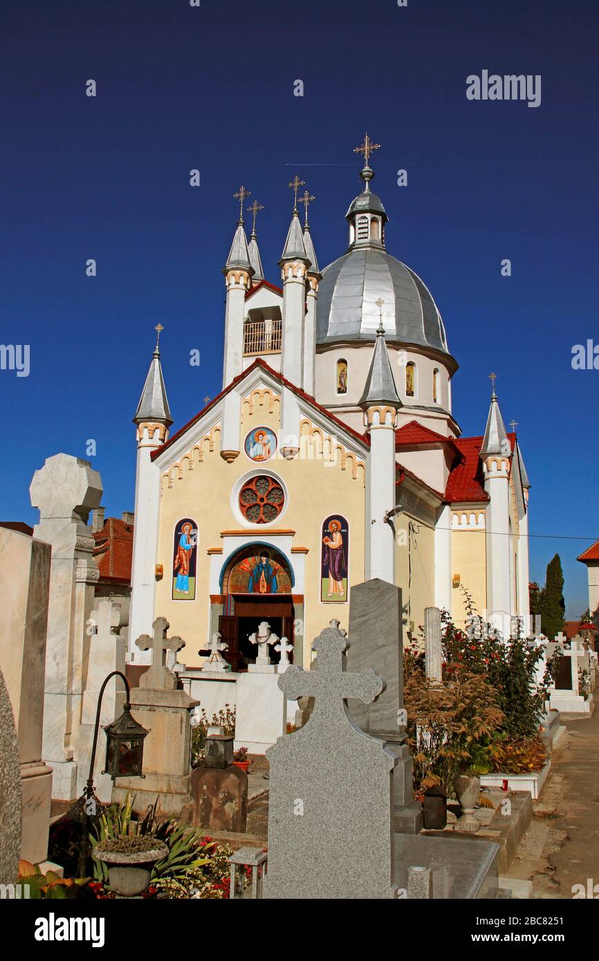 Chiesa ortodossa rumena di Santa Paraskeva e cimitero a Brasov, Romania Foto Stock