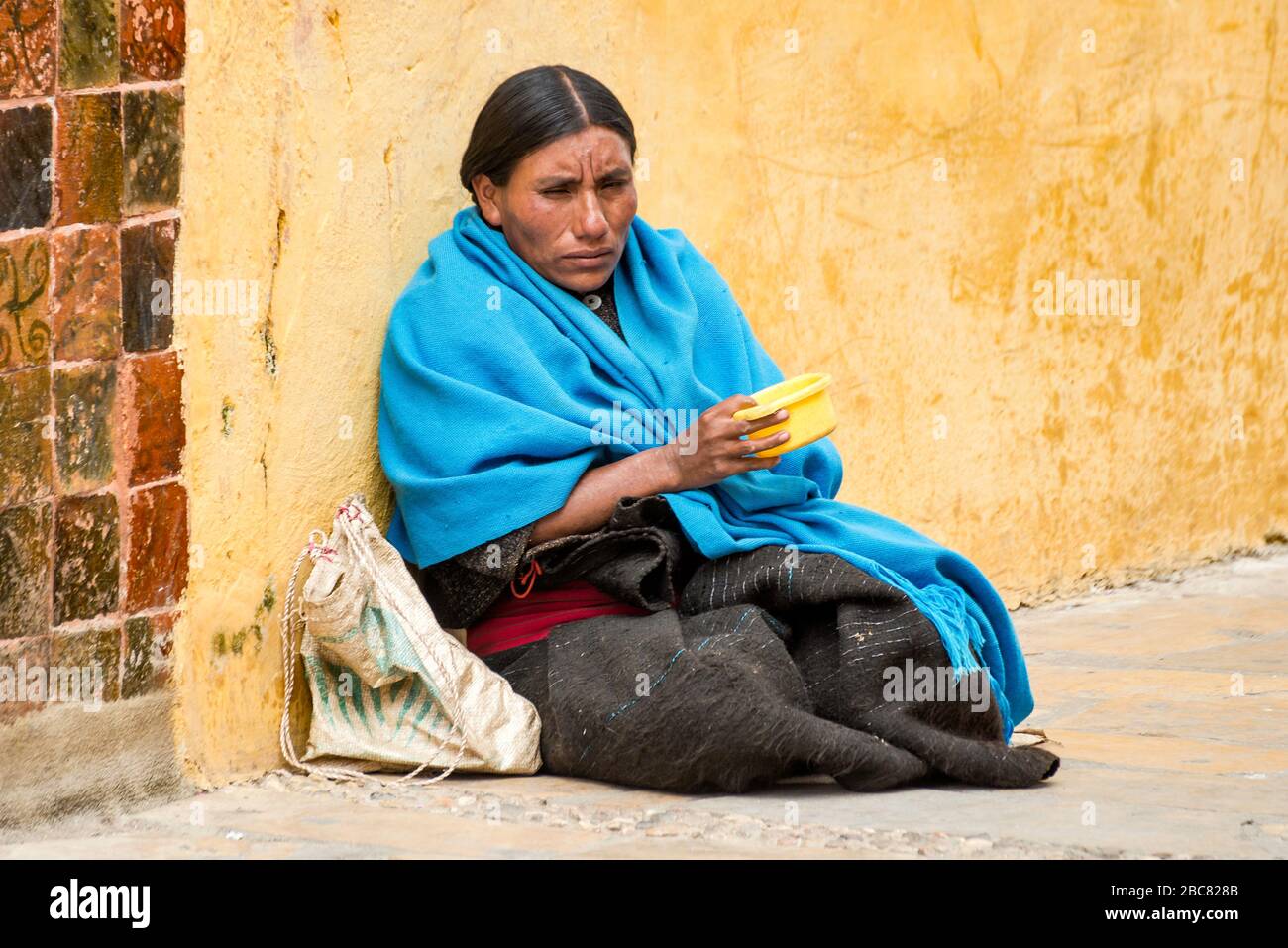Maya donna che mendica su strada a San Cristobal de las Casas, Chiapas, Messico Foto Stock