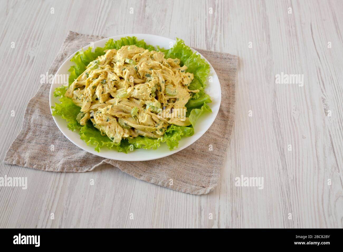 Insalata di pollo al Coronation fatta in casa su un piatto bianco, vista laterale. Spazio per il testo. Foto Stock