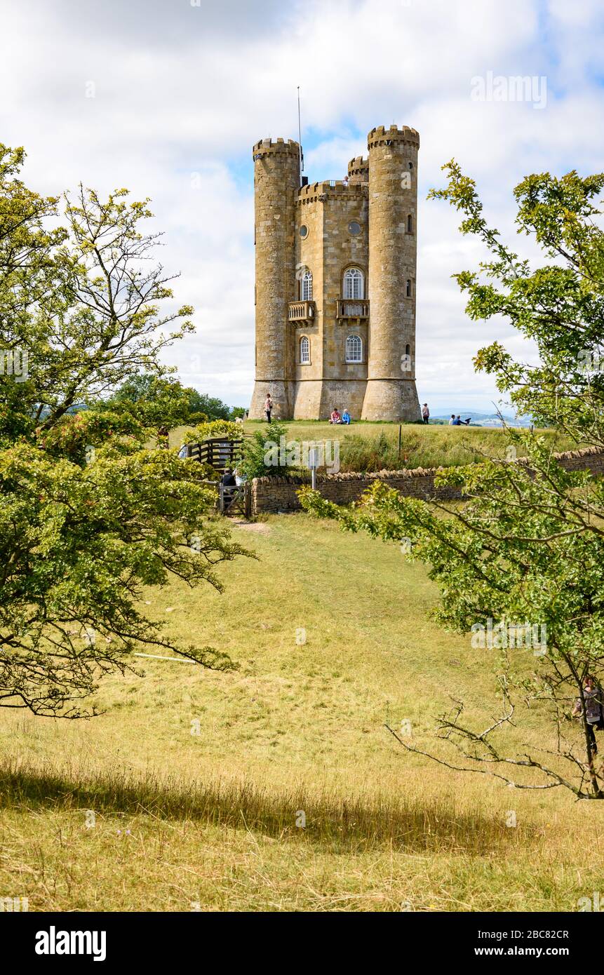 Vista della torre di Broadway e dei giardini in un cielo blu luminoso giorno. Foto Stock