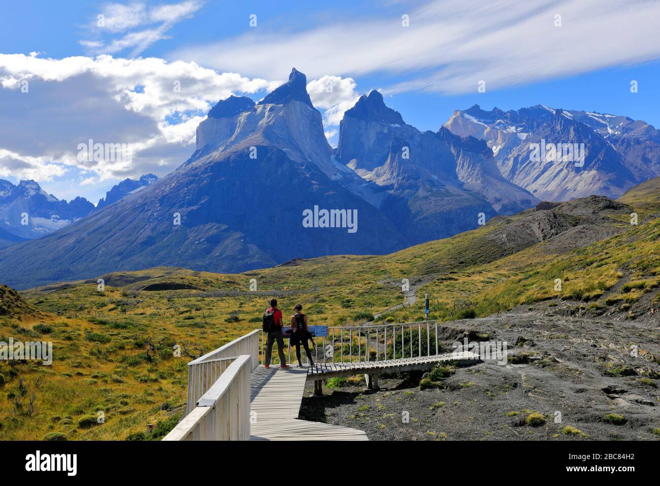 Camminatori alla cascata Salto Grande, Lago Pehoe, Torres de Paine, regione Magallanes, Patagonia, Cile Foto Stock