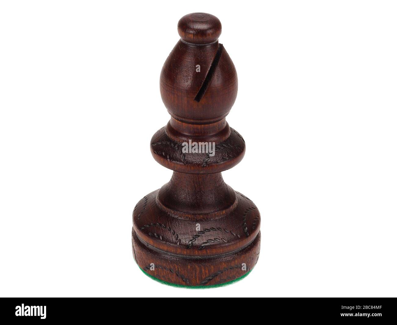 vescovo di scacchi fatto a mano su sfondo bianco Foto Stock