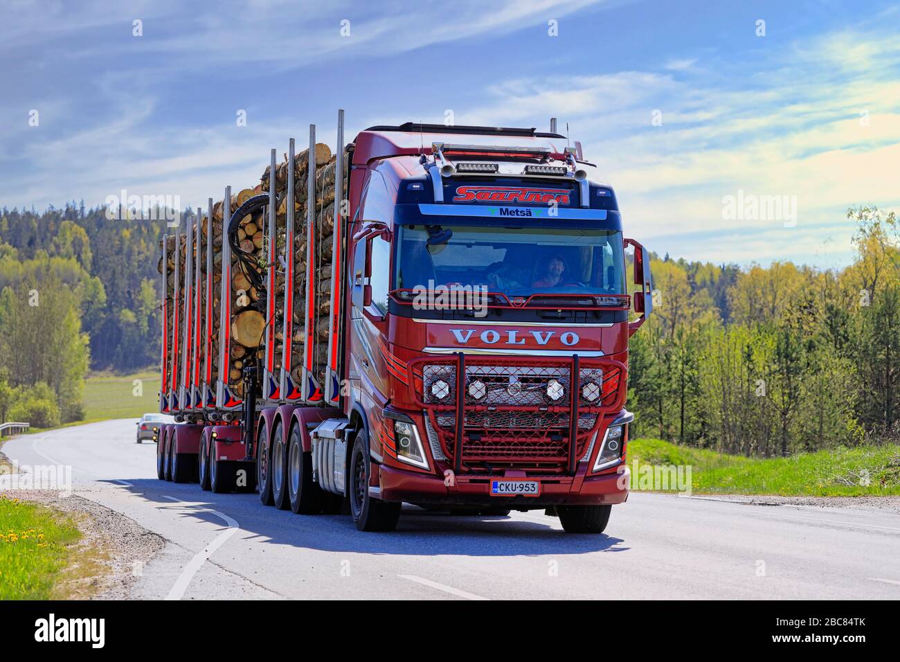 Red Volvo FH16 750 carrello di Kuljetusliike Seppo Saarinen trasporta il carico di tronco lungo la strada in una giornata di sole di primavera. Salo, Finlandia. 18 maggio 2019. Foto Stock