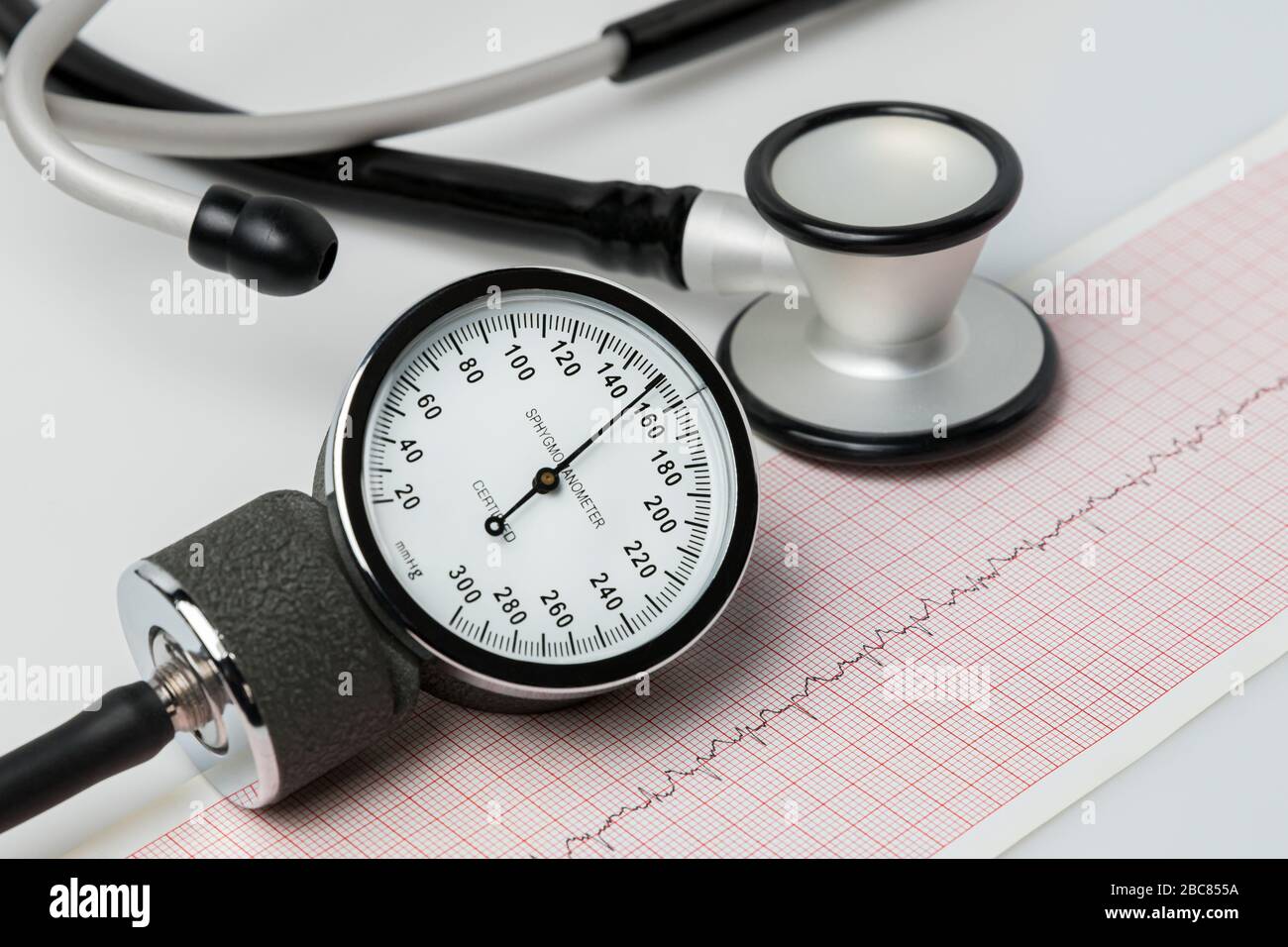 Closeup del misuratore della pressione sanguigna. Concetto di salute cardiaca, ipertensione, malattie cardiovascolari Foto Stock