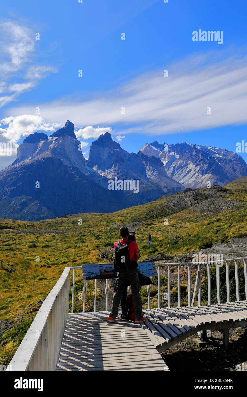 Camminatori alla cascata Salto Grande, Lago Pehoe, Torres de Paine, regione Magallanes, Patagonia, Cile Foto Stock