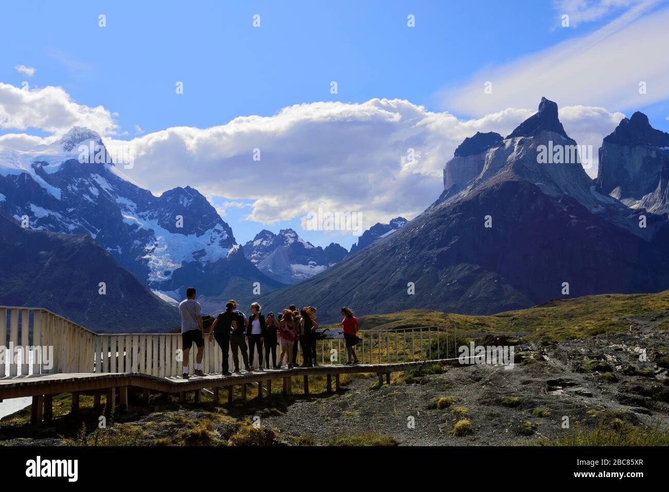 Camminatori alla cascata Salto Grande, Lago Pehoe, Torres de Paine, regione Magallanes, Patagonia, Cile Foto Stock
