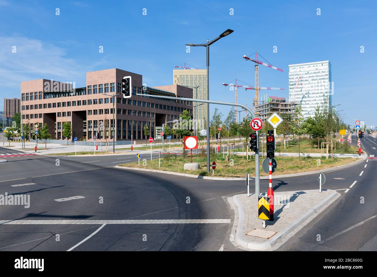 Strade con intersezione nel quartiere europeo Kirchberg della città di Lussemburgo Foto Stock