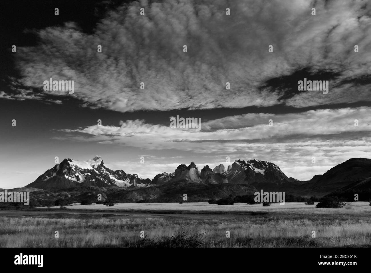 Vista del Cerro Paine Grande e Cordillera De Paine, Torres de Paine, regione Magallanes, Patagonia, Cile Foto Stock
