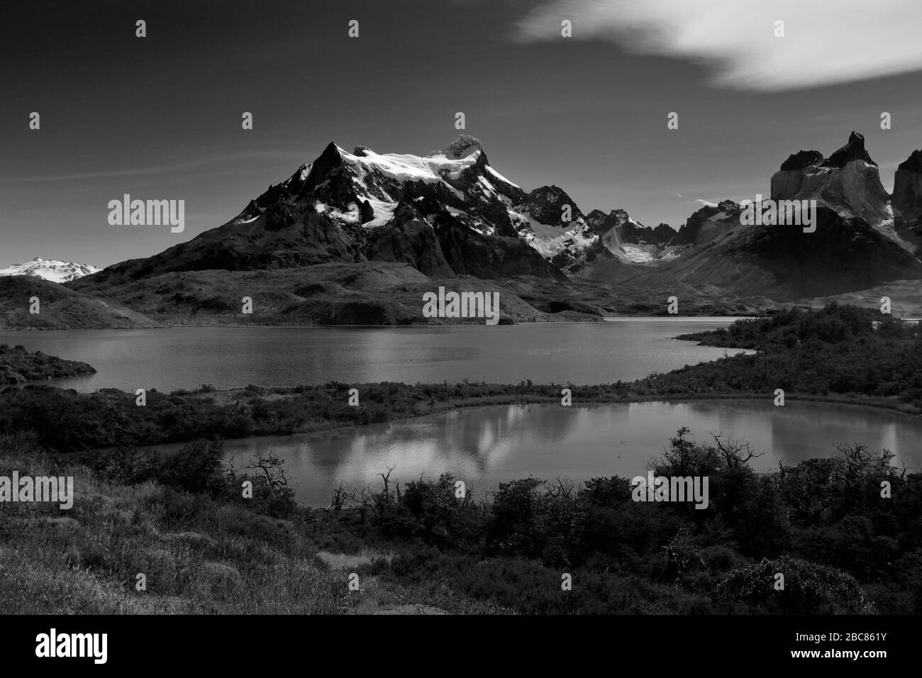 Vista estiva del Lago Pehoe, Torres de Paine, regione Magallanes, Patagonia, Cile, Sud America Foto Stock