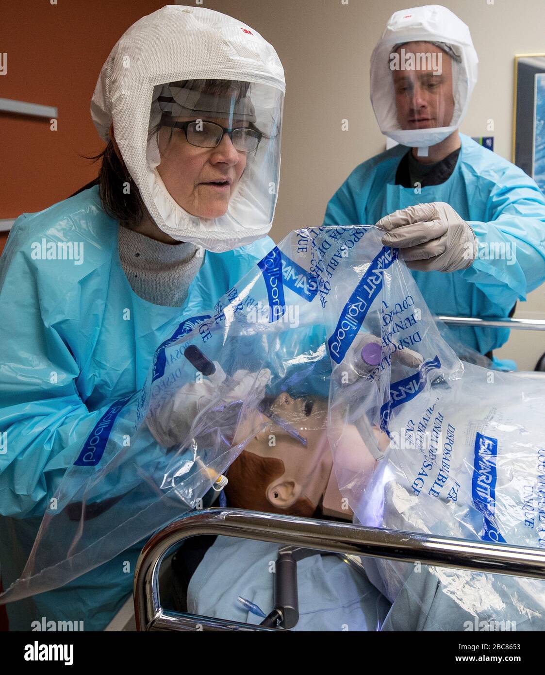 I medici inseriscono un video laryngealscope mentre praticano un intubazione endo-trachiale su un paziente simulato COVID-19-positivo al Madigan Army Medical Center sulla base congiunta Lewis-McChord 1 aprile 2020 a Tacoma, Washington. Foto Stock