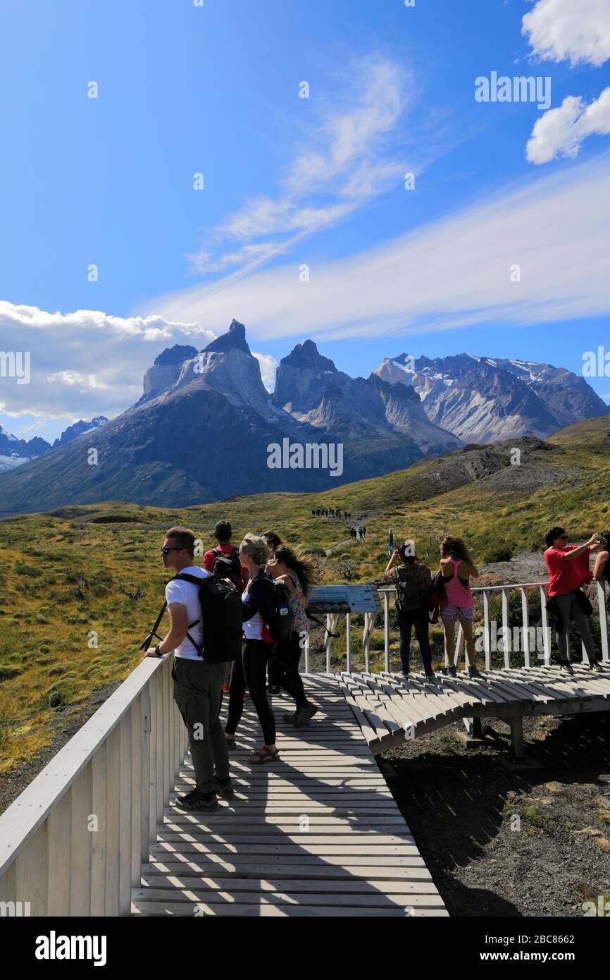 Camminatori alla cascata Salto Grande, Lago Pehoe, Torres de Paine, regione Magallanes, Patagonia, Cile Foto Stock