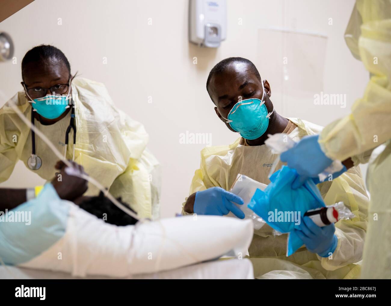 I marinai della Marina statunitense trattano un paziente a bordo della nave dell'ospedale USNS Mercy schierato a sostegno della COVID-19, pandemia di coronavirus 1 aprile 2020 a Los Angeles, California. Foto Stock