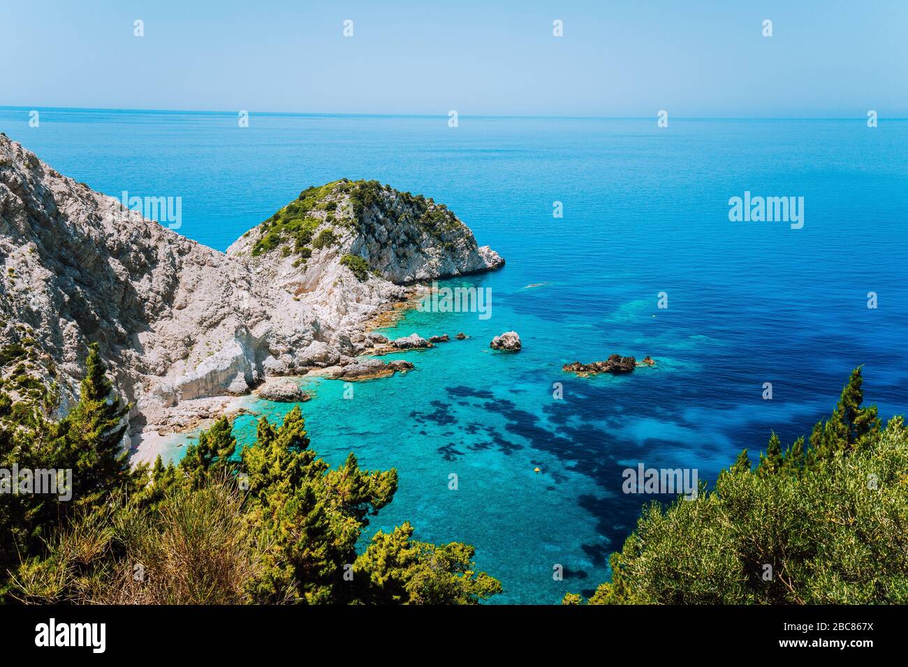 Vista di Agia Eleni beach sull'isola di Cefalonia in Grecia. Più belle rocciose spiagge selvagge con chiara acqua color smeraldo e alte scogliere bianche. Foto Stock