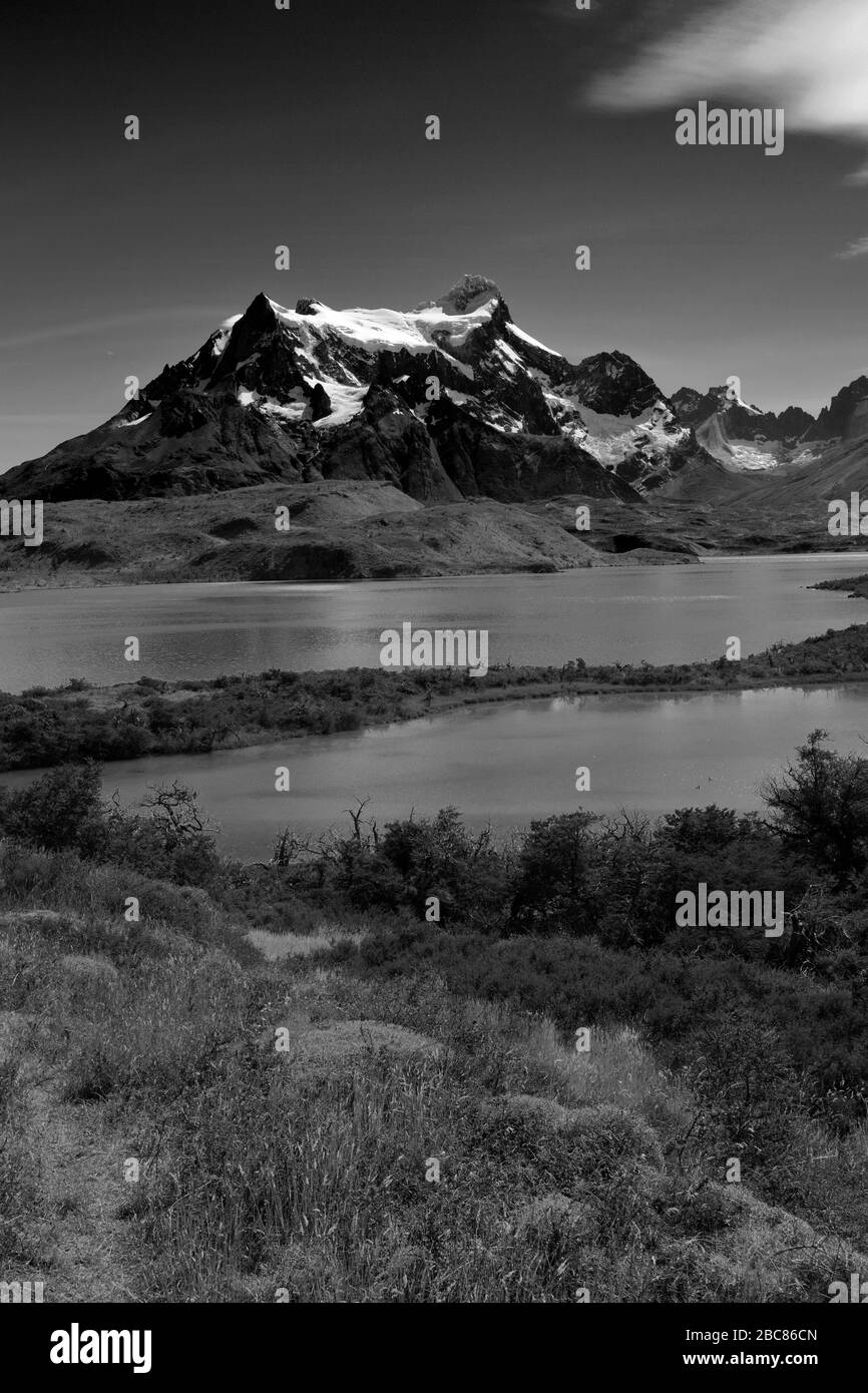 Vista estiva del Lago Pehoe, Torres de Paine, regione Magallanes, Patagonia, Cile, Sud America Foto Stock