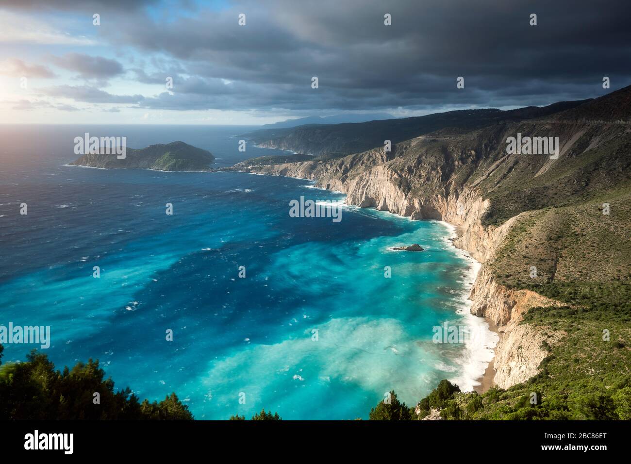 Atmosfera da sogno sulla pittoresca costa frastagliata di Cefalonia. Tempo di mare, nuvole profonde, mare tempestoso e luce solare, Cefalonia, isole ioniche, Gr Foto Stock