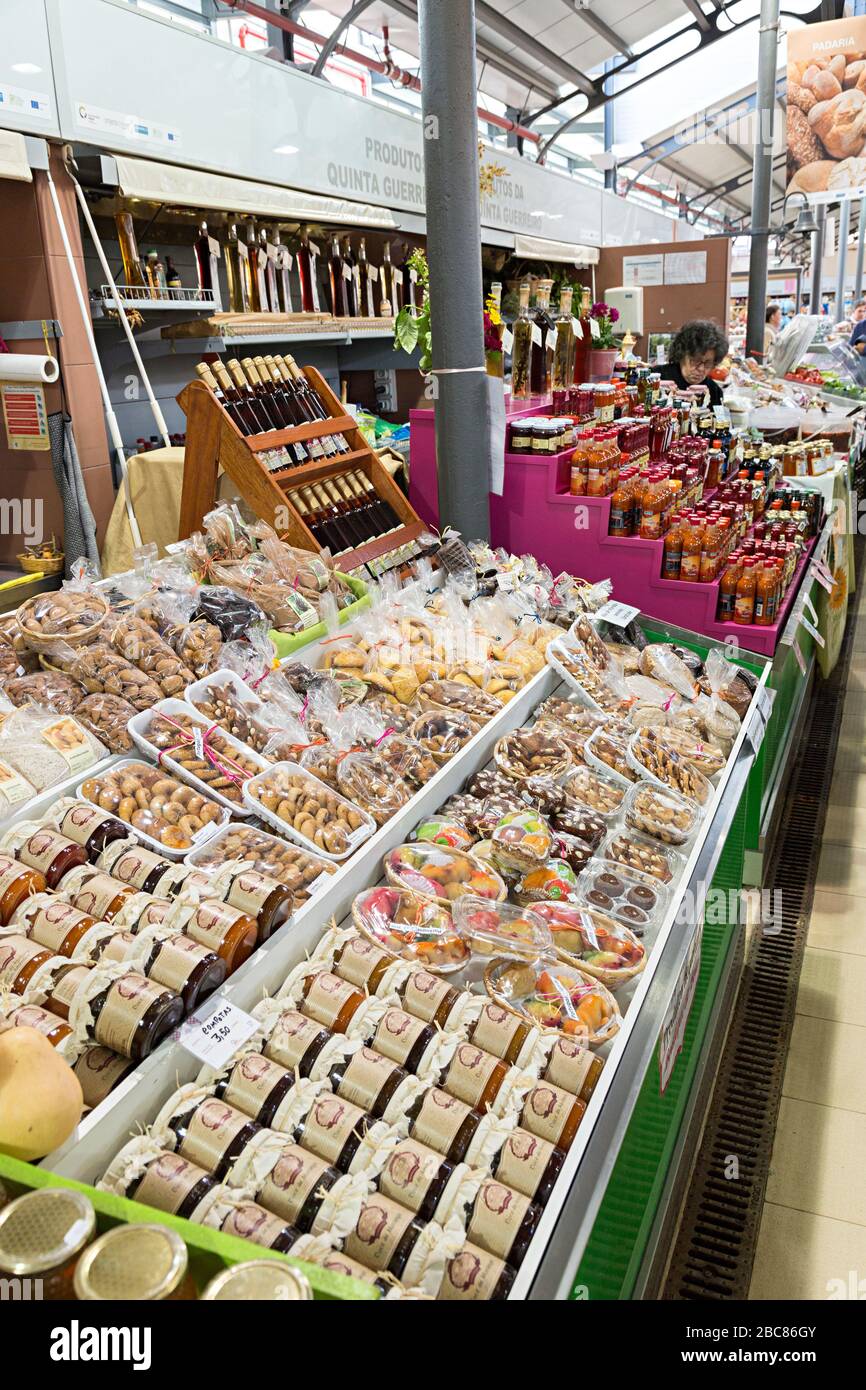 Articoli alimentari in vendita nel mercato interno, Loule, Algarve, Portogallo Foto Stock