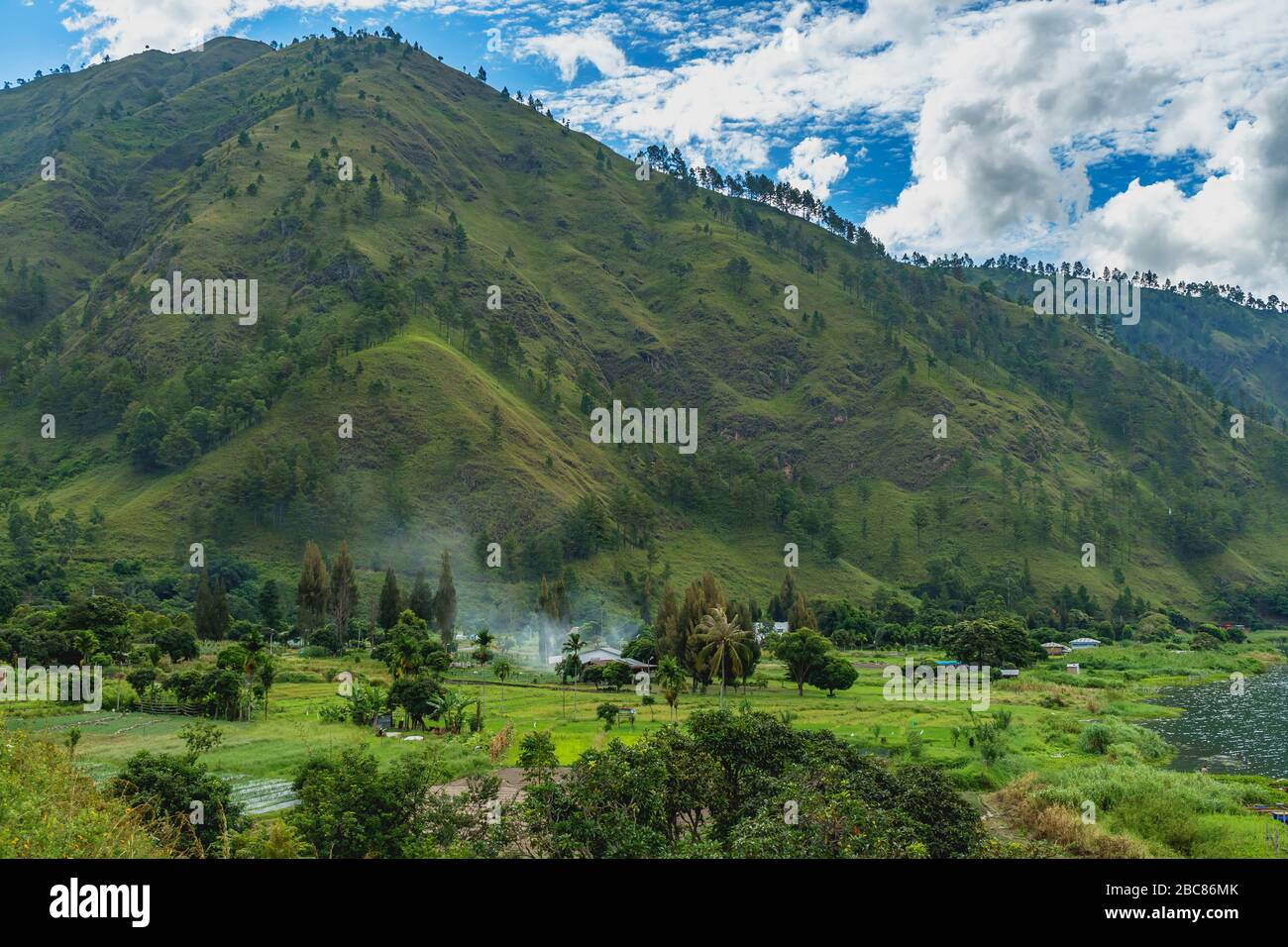Splendido scenario vicino all'incredibile e massiccio lago Toba, uno dei principali punti di riferimento di Sumatra, Indonesia Foto Stock