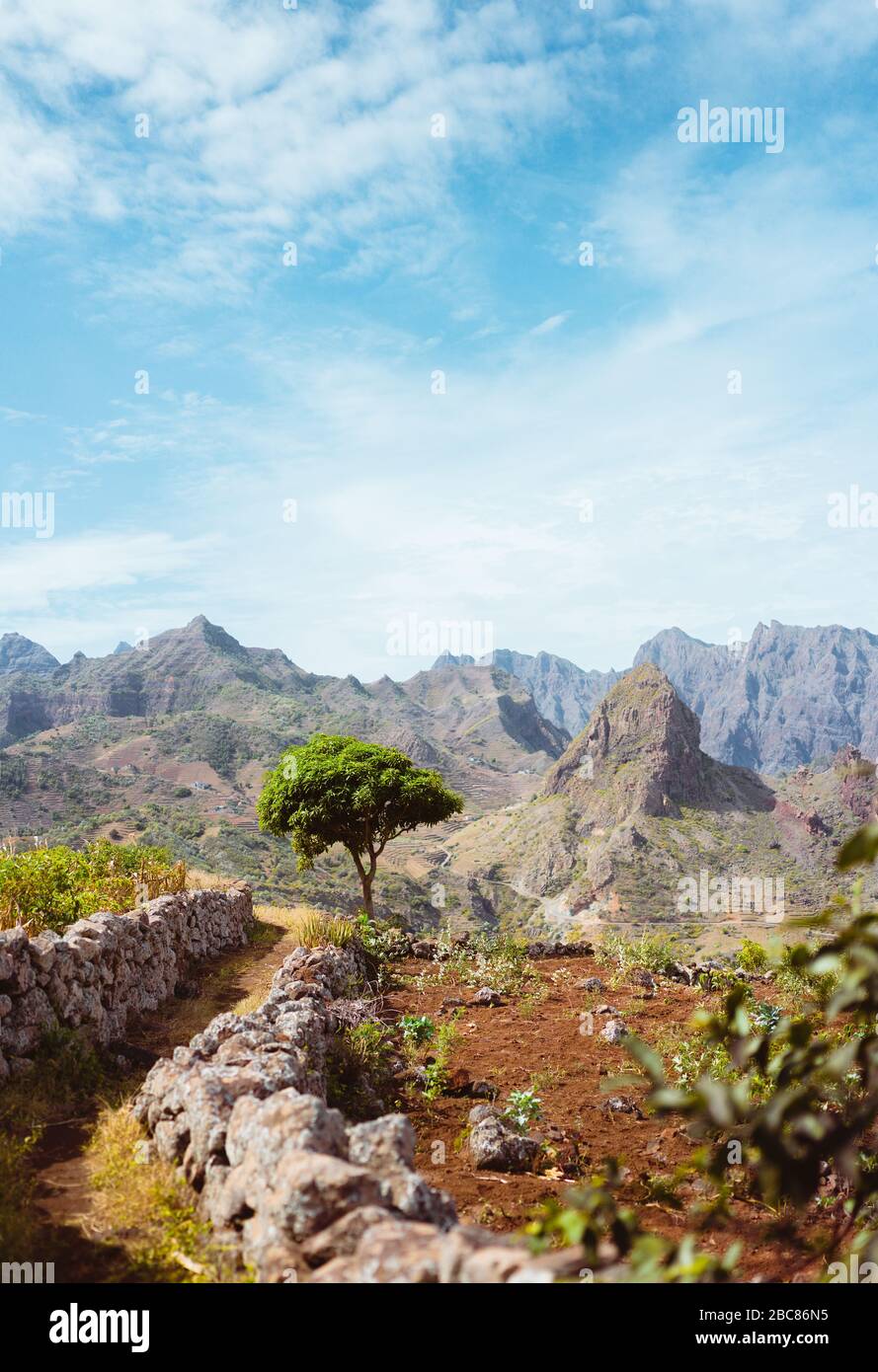 Sentiero escursionistico che conduce attraverso arido terreno roccioso verso il villaggio Caculli su Santo Antao Capo Verde. Foto Stock