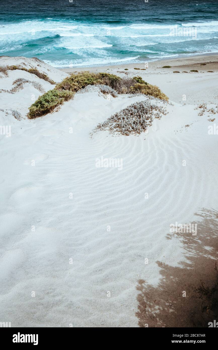 Splendido paesaggio desolato di dune di sabbia, onde oceaniche su Baia Das Gatas. A nord di Calhau, Sao Vicente Island Capo Verde. Foto Stock