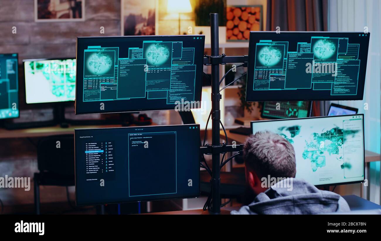 Hacker maschile che copre il suo volto dopo un attacco fallito al governo. Foto Stock