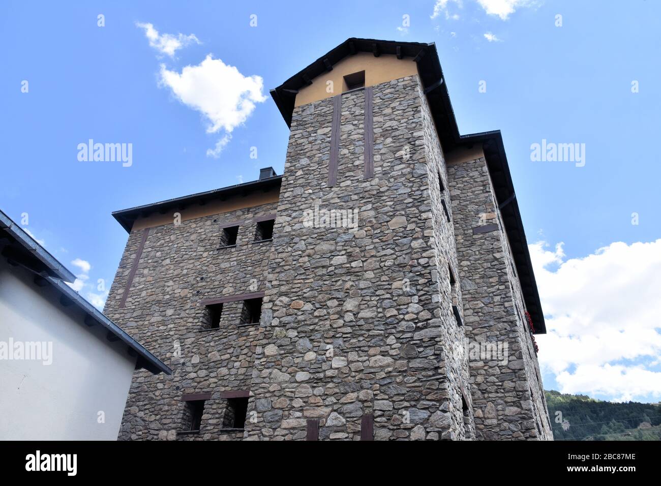 Vecchi edifici in pietra nella città dei Pirenei Foto Stock