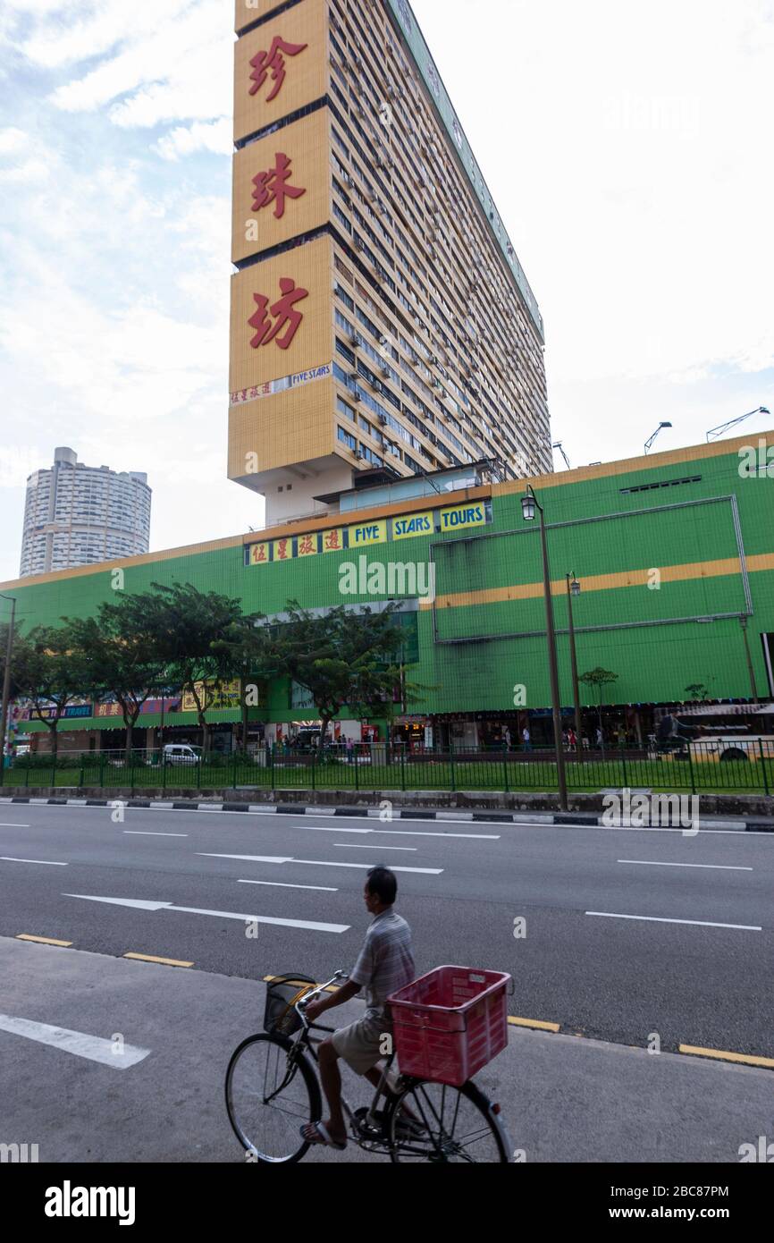 Ciclista in New Bridge Rd e People's Park Complex, Chinatown, Singapore Foto Stock