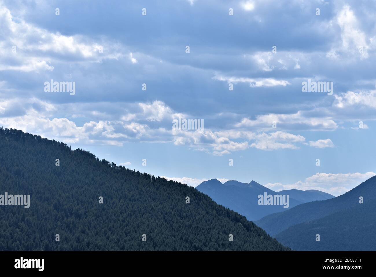 Misty blu picchi nei Pirenei Foto Stock