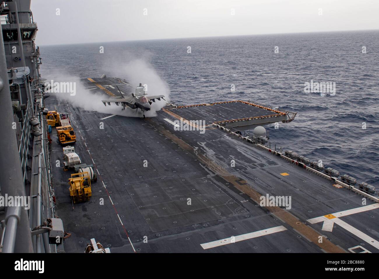 Un combattente furtivo statunitense F-35B Lightning II, assegnato alla 31st Marine Expeditionary Unit, esegue un atterraggio verticale sul ponte di volo della nave d'assalto anfibio di Flagship America USS America durante le operazioni di routine del 28 marzo 2020 nel Mare delle Filippine. Foto Stock