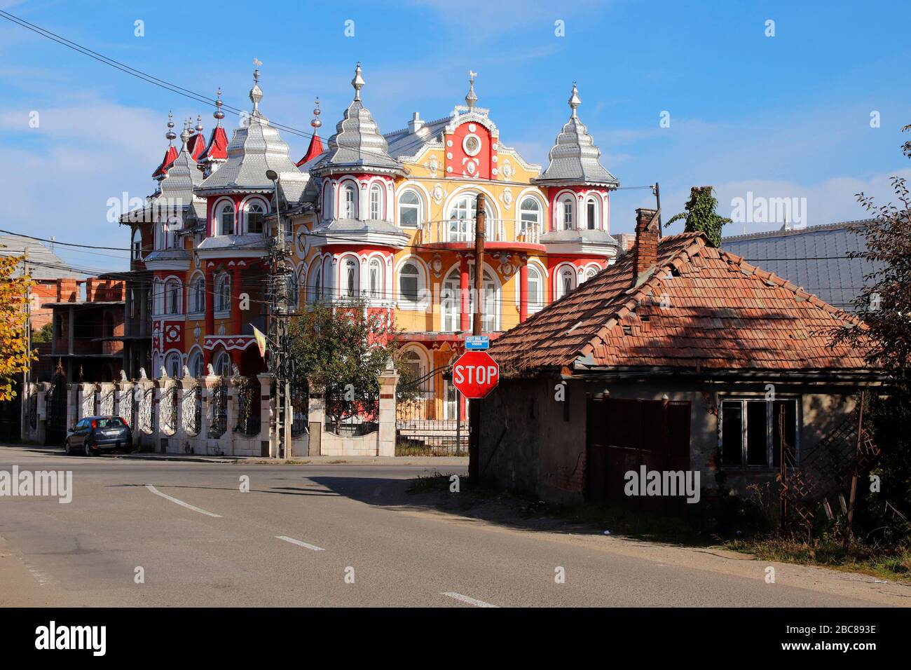 Casa di lusso di persone Rom chiamato 'tiganesti palato' in Huedin, Romania Foto Stock