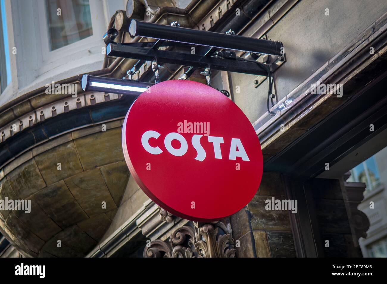 Costa Coffee- catena britannica di caffè High Street- logo esterno / segnaletica- Londra Foto Stock