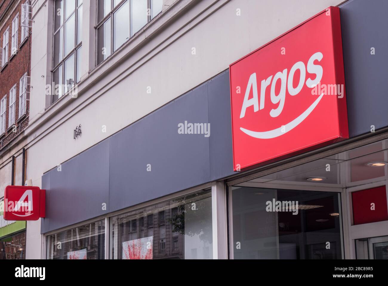 Negozio Argos, grande rivenditore britannico di alta strada - logo esterno / segnaletica - Londra Foto Stock Negozio Argos, grande rivenditore britannico di alta strada - logo esterno / segnaletica - Londra Foto Stock