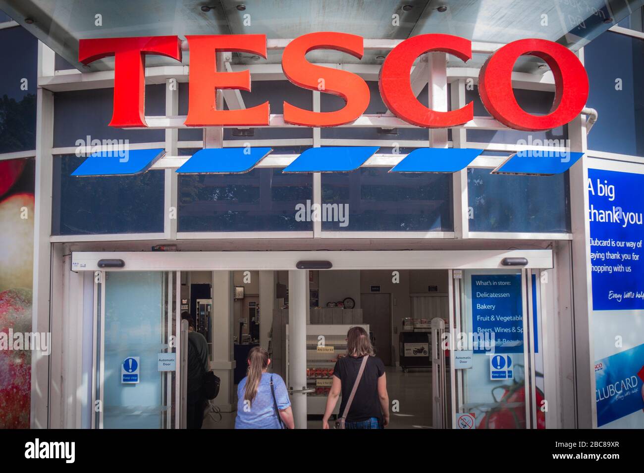 Tesco- catena di supermercati inglesi di grandi dimensioni- logo esterno / segnaletica- Londra Foto Stock