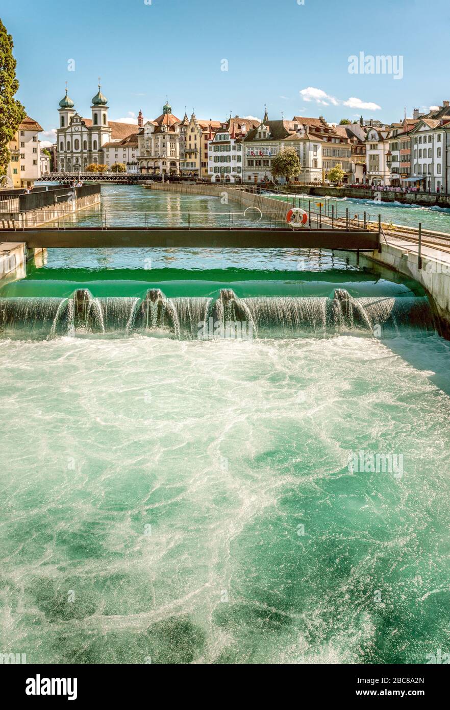 Diga di aghi nel fiume Reuss a Lucerna, vista dal Speuerbrücke, Svizzera Foto Stock