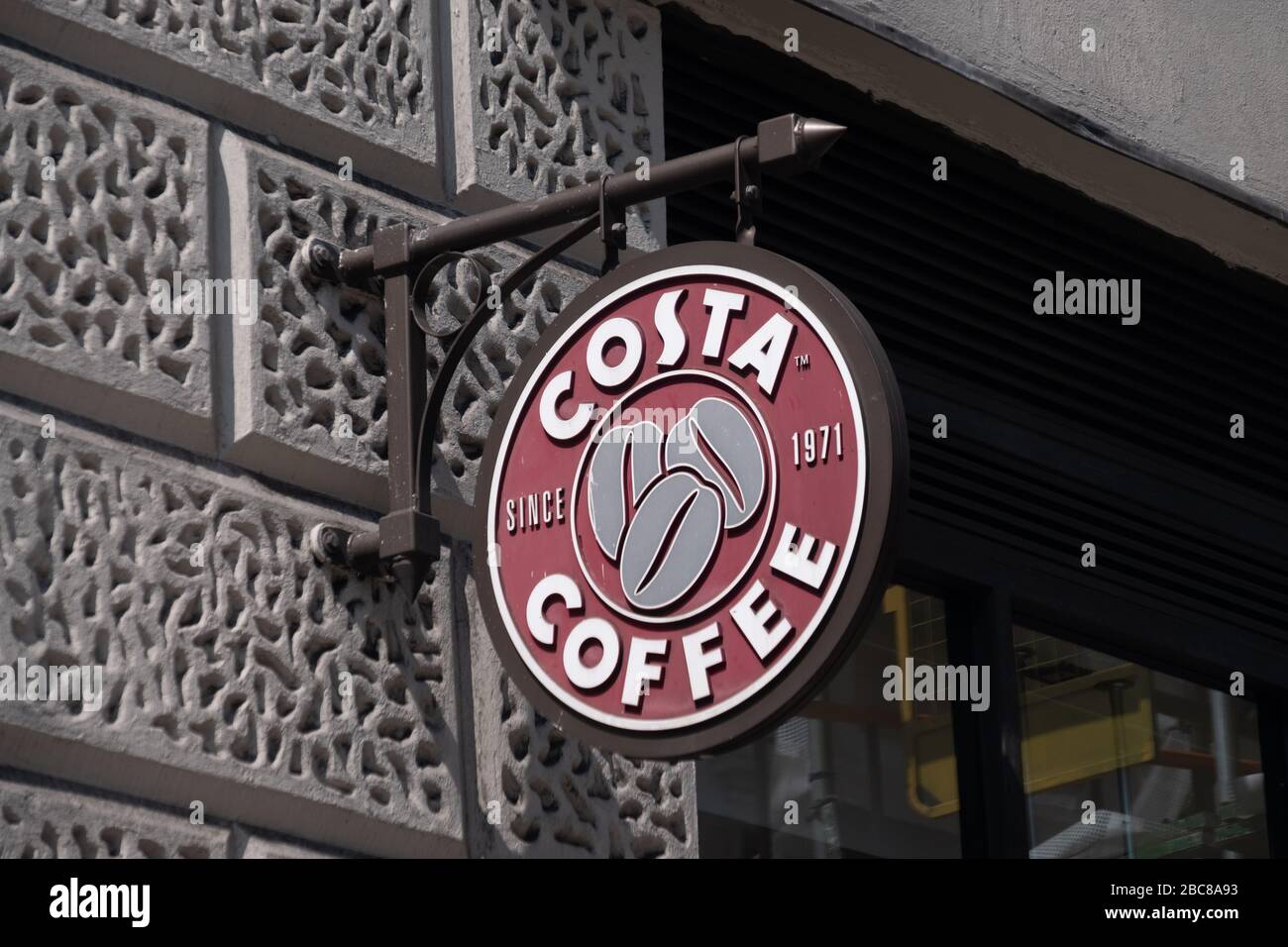 Costa Coffee- catena britannica di caffè High Street- logo esterno / segnaletica- Londra Foto Stock