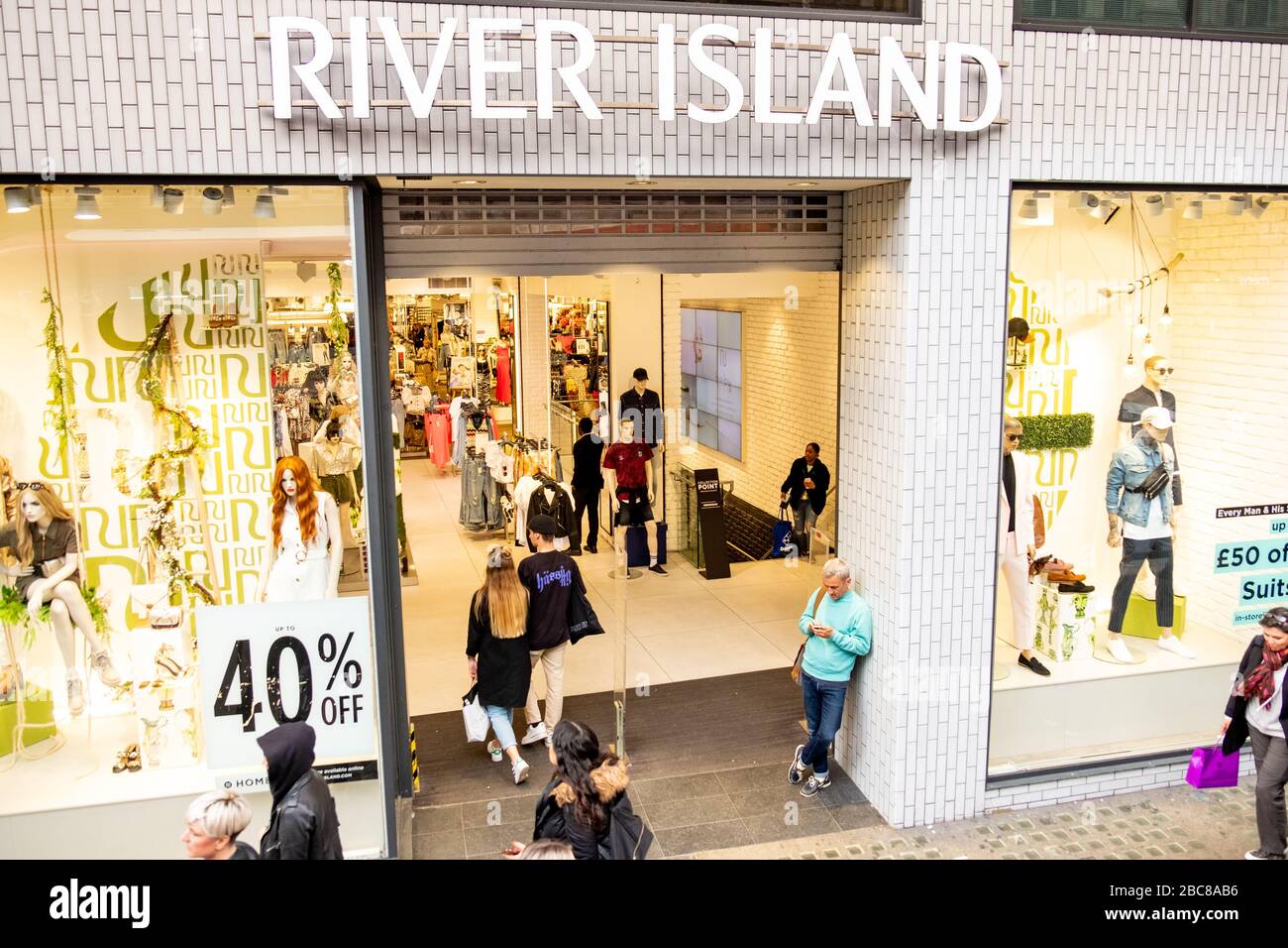 River Island- marchio britannico di alta moda Street- logo esterno / segnaletica- Londra Foto Stock