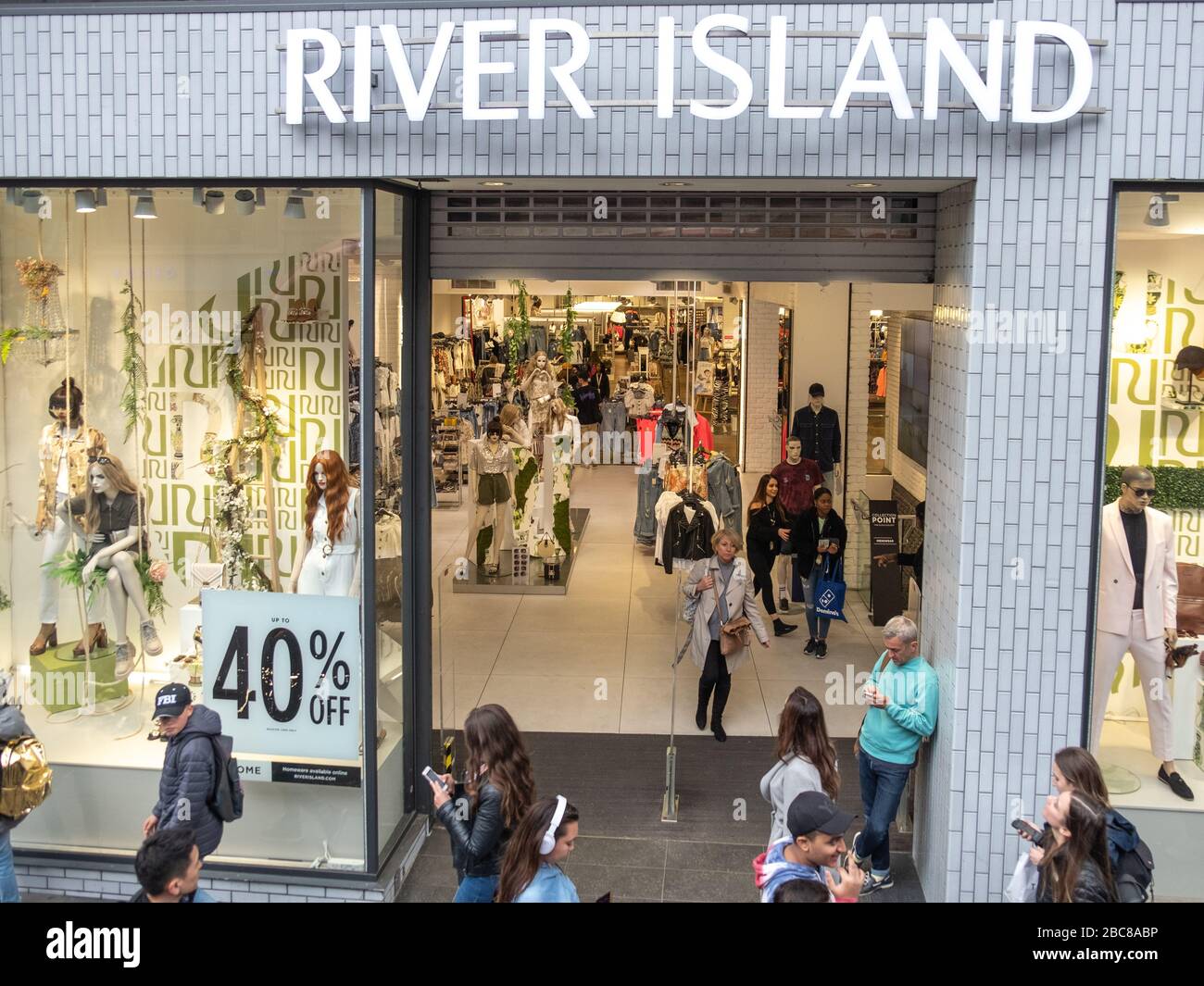 River Island- marchio britannico di alta moda Street- logo esterno / segnaletica- Londra Foto Stock