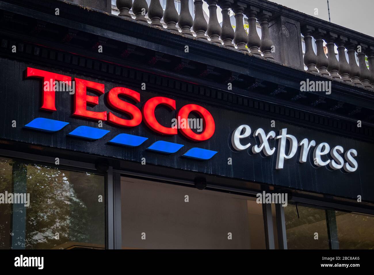 Tesco Express- versione locale della grande catena di supermercati inglesi- logo esterno / segnaletica- Londra Foto Stock