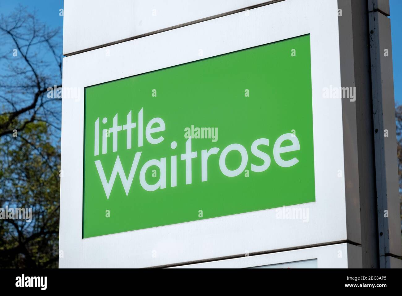 Little Waitrose - versione locale della catena di supermercati britannici - logo esterno / segnaletica - Londra Foto Stock