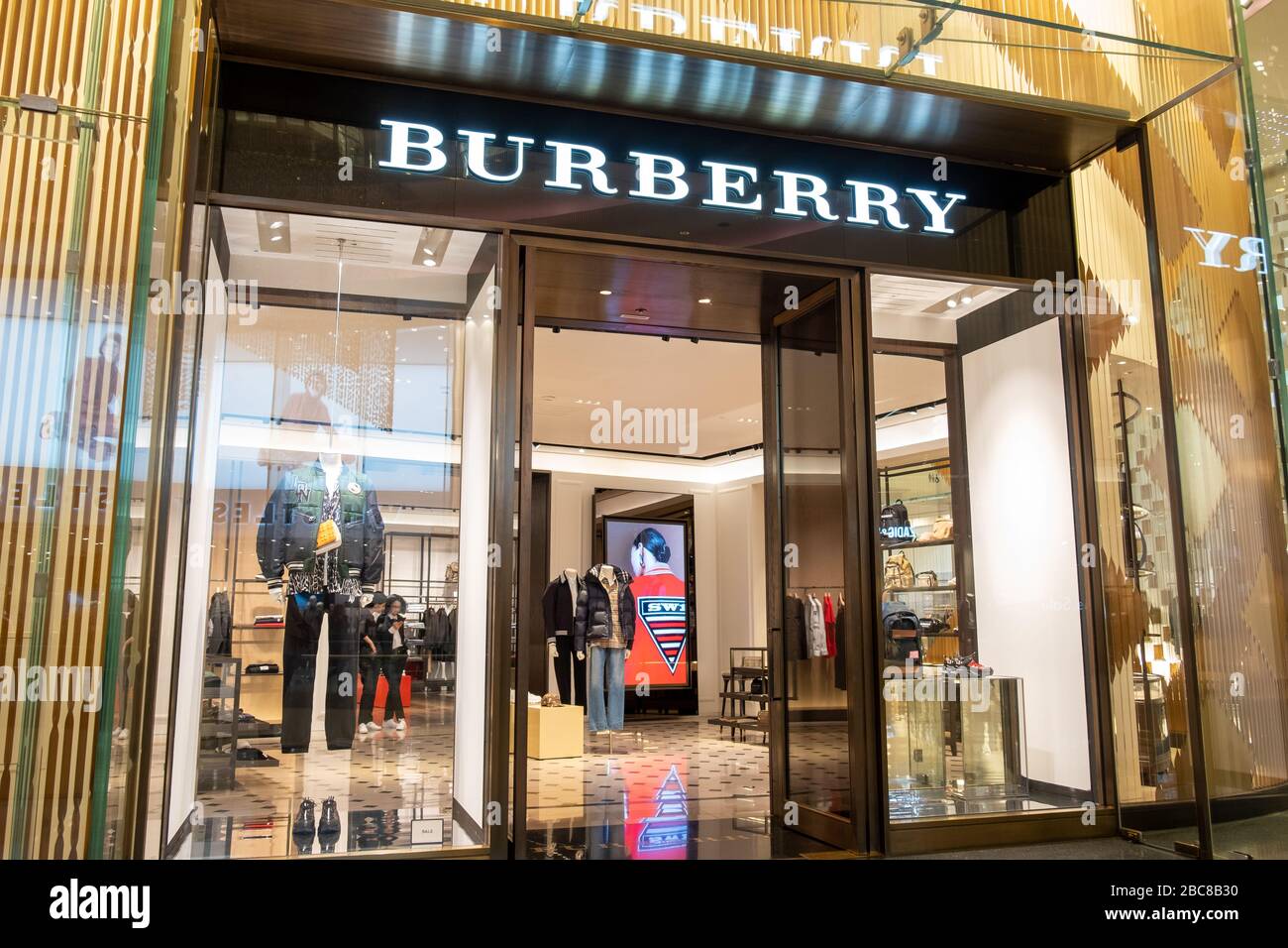Burberry Store, un marchio commerciale di lusso britannico, logo esterno / segnaletica - Londra Foto Stock